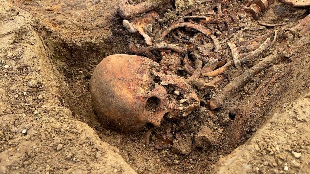 Archäologen graben hinter Zürcher Unispital 1500 Skelette aus