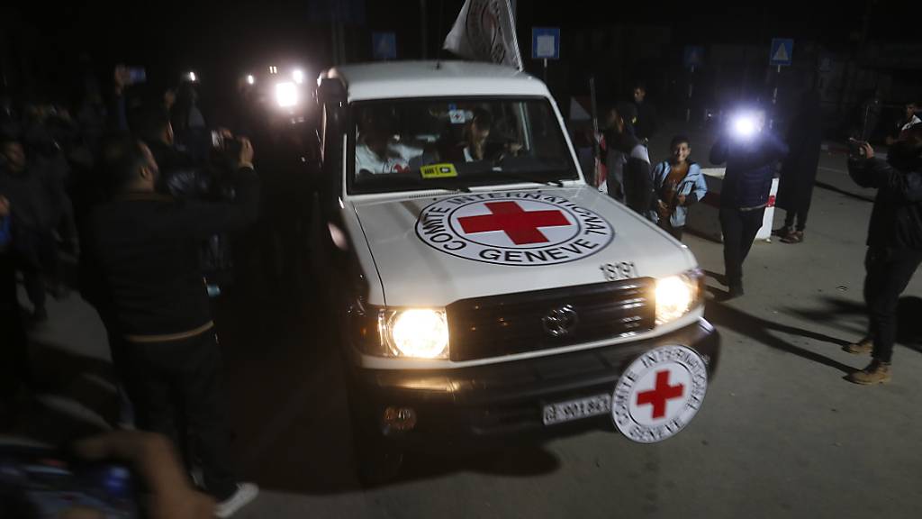 Ein Konvoi des Roten Kreuzes mit israelischen Geiseln fährt vom Gazastreifen nach Ägypten während eines vorübergehenden Waffenstillstands zwischen Israel und der Hamas. Foto: Hatem Ali/AP/dpa