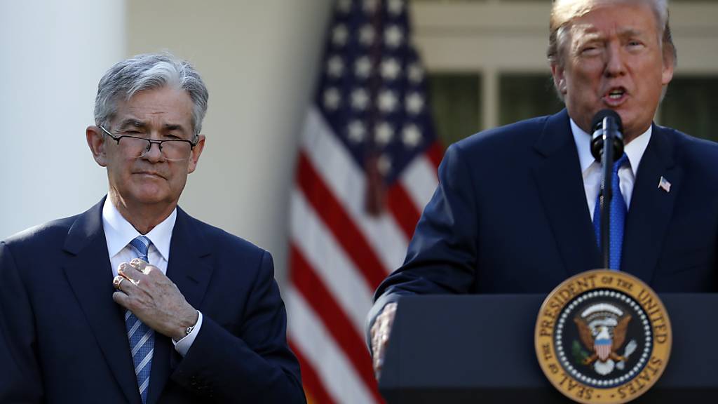US-Präsident Donald Trump (rechts) hat sich beim Fed-Chef Jerome Powell (links) erneut über die Zinspolitik der US-Notenbank beschwert. (Archivbild)