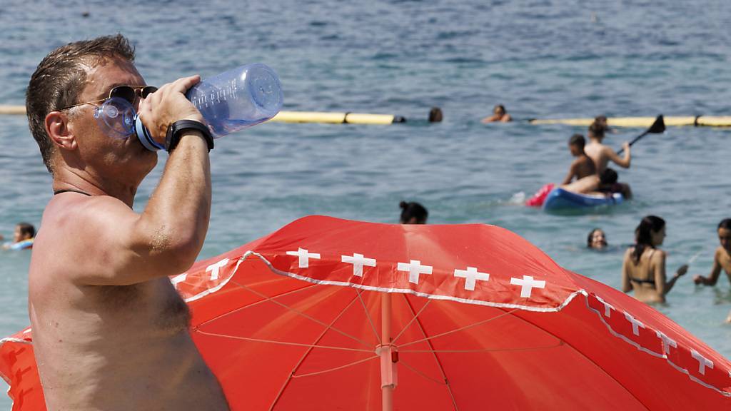 Viel trinken -das rät das Bundesamt für Meteorologie und Klimatologie bei Hitzewellen. (Archivbild)