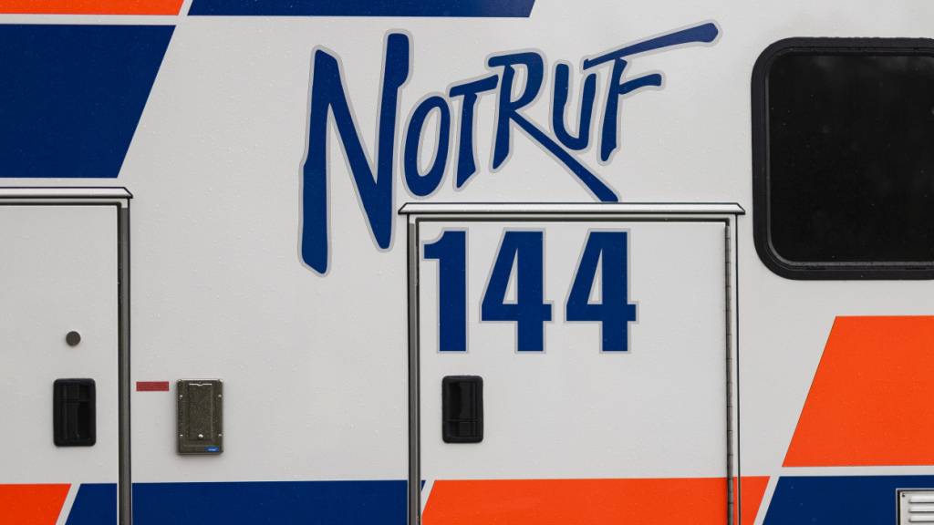 Die Ambulanz fuhr den 75-Jährigen ins Spital, der von seinem Auto eingeklemmt wurde. (Symbolbild)