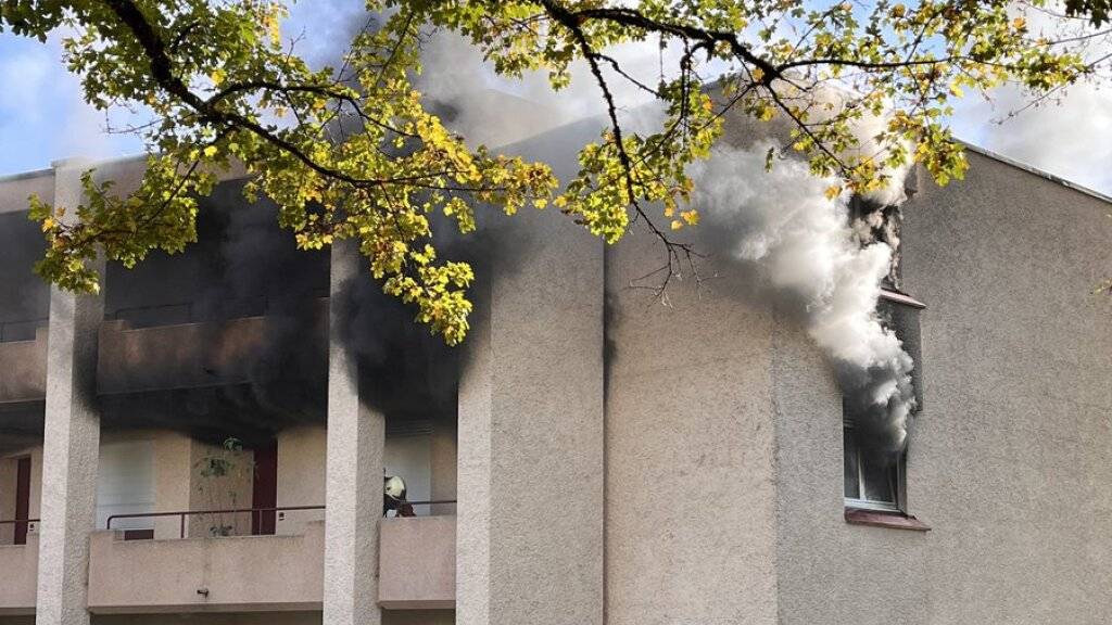 Wohnungsbrand in Hinwil fordert schwerverletzte Person