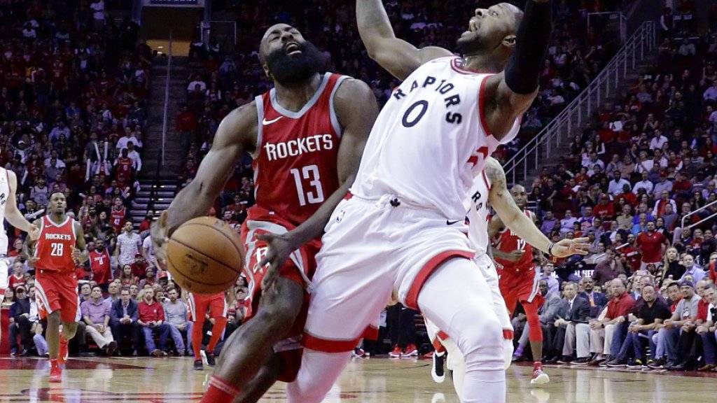 James Harden, der 38 Punkte für die Houston Rockets erzielte, verliert den Ball bei einem Zusammenstoss mit Torontos CJ Miles