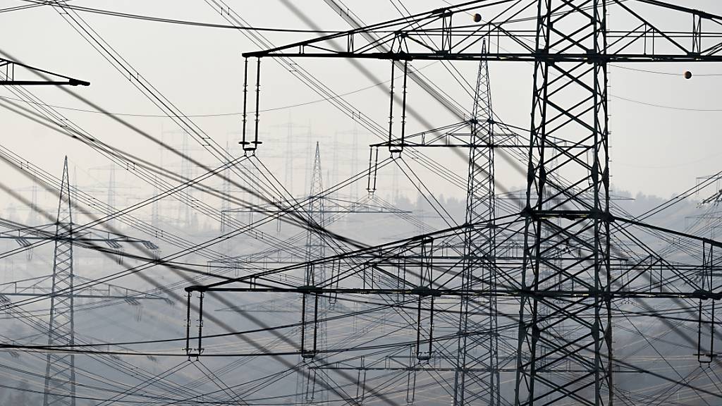 Und wieder muss tiefer ins Portemonnaie gegriffen werden für den Strom: 2024 steigen die Preise laut Elcom erneut, und zwar um rund 18 Prozent. (Symbolbild)