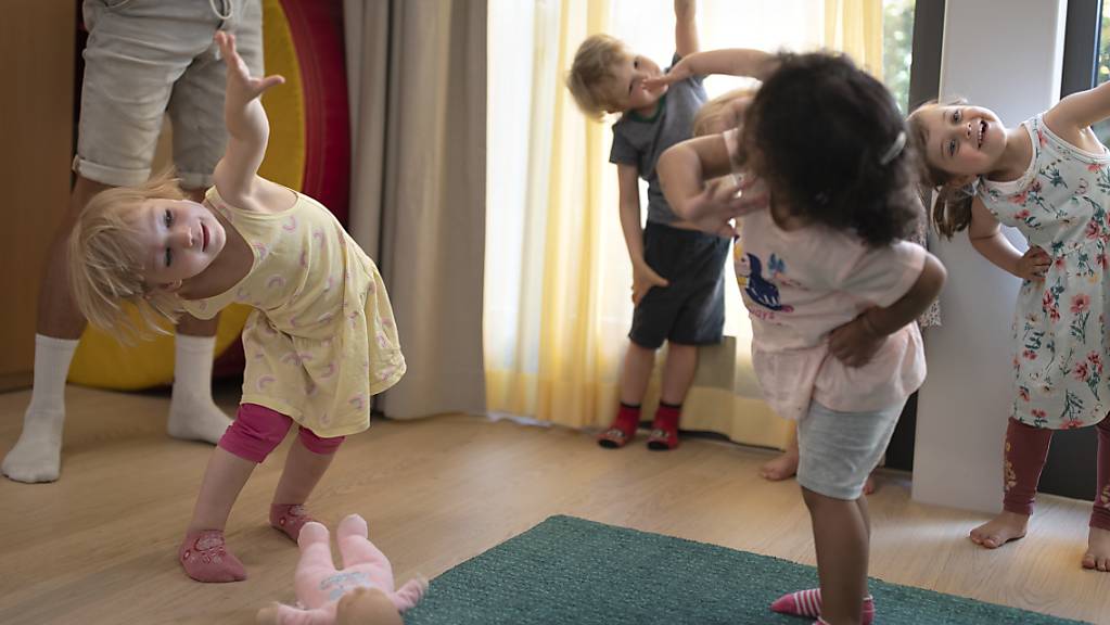 Singen und Tanzen in einer Züricher Kindertagesstätte (Kita): Der Bund hat bisher die Schaffung von über 65'000 neuen Plätzen für die familienergänzende Kinderbetreuung mitfinanziert. (Archivbild)