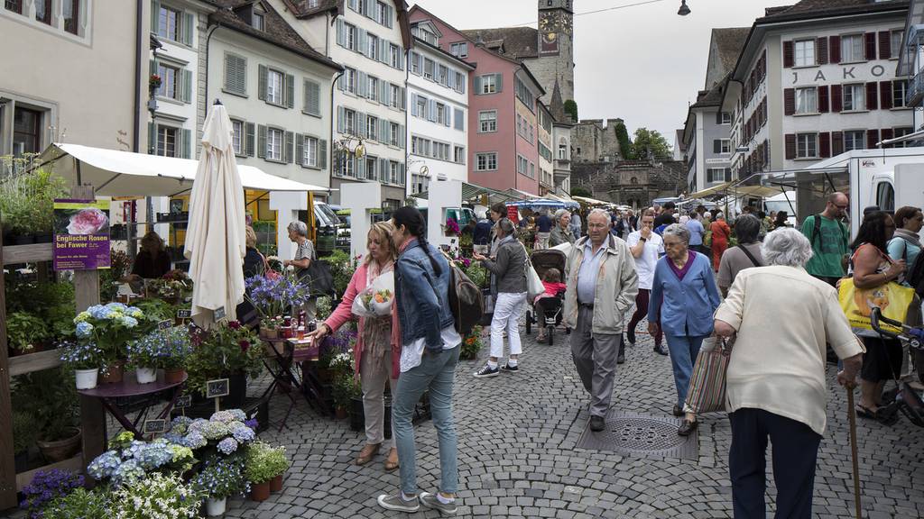 Freitagsmarkt am Hauptplatz in Rapperswil