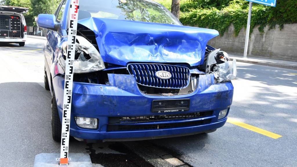 Das auffahrende Fahrzeug erlitt einen Totalschaden und musste abgeschleppt werden.