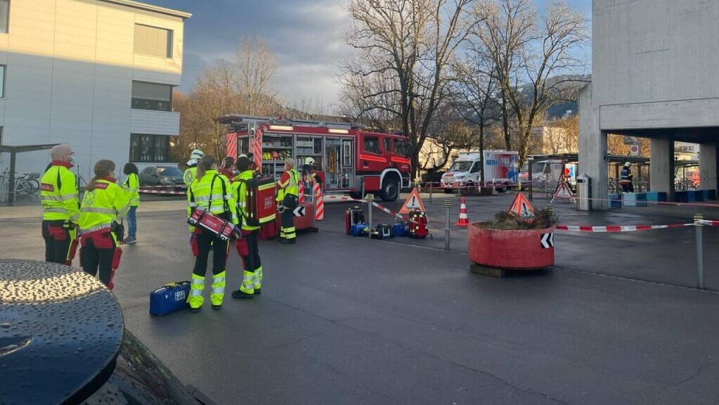 Nach einem Unfall mit dem Gas Ozon im Hallenbad Seefeld in Lachen SZ kam es im Februar zu einem Grosseinsatz von Polizei und Rettungskräften.
