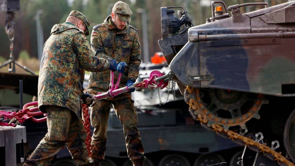 Deutsche Soldaten mit einem Leopard-1-Kampfpanzer. Fahrzeuge dieses Typs kann die Ruag MRO nach Deutschland verkaufen. (Archivbild)
