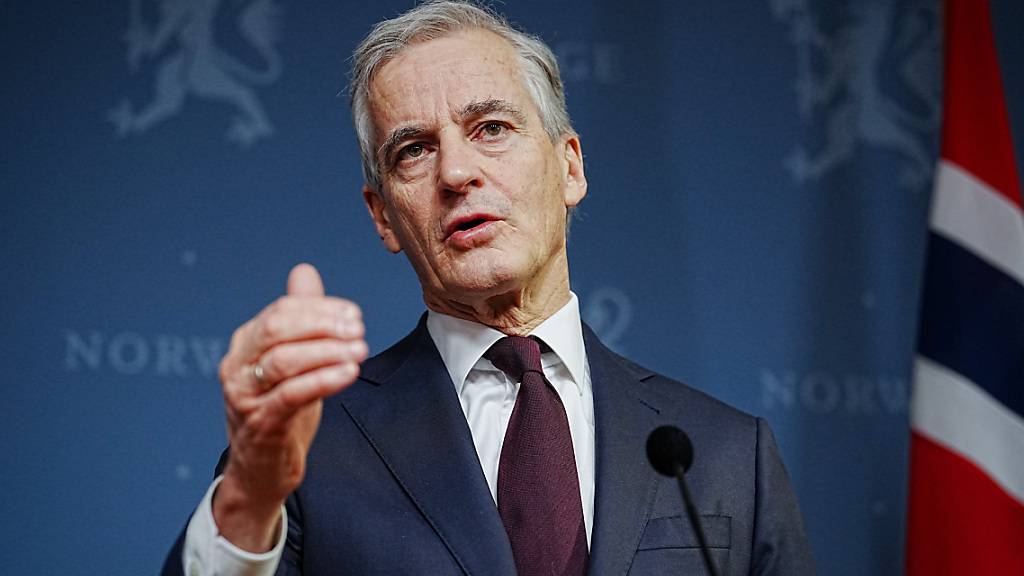 ARCHIV - Jonas Gahr Støre, Ministerpräsident von Norwegen, gibt eine Pressekonferenz mit Bundeswirtschaftsminister Habeck. Foto: Kay Nietfeld/dpa