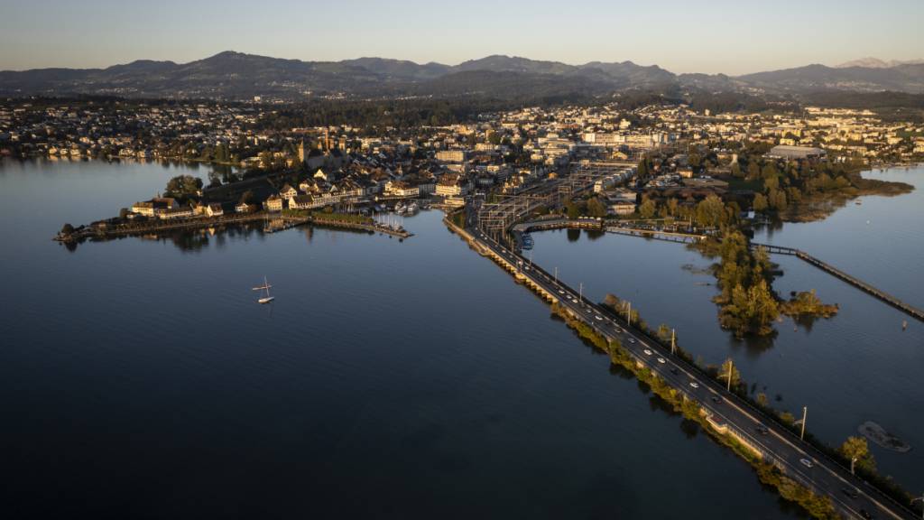Blick auf Rapperswil-Jona SG und den Seedamm: Die St. Galler Regierung sieht von disziplinarrechtlichen Schritten gegen einen Stadtrat ab. (Archivbild)