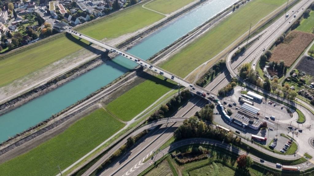 Die Brücke über den Rhein, die den Kanton St.Gallen bei Lustenau mit dem Land Vorarlberg verbindet, muss ersetzt werden.