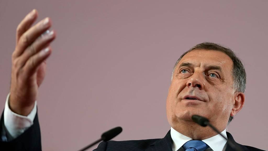 ARCHIV - Der bosnische Serbenführer Milorad Dodik spricht während einer Pressekonferenz nach seinem Sieg bei den Parlamentswahlen in der bosnischen Stadt Banja Luka, 240 km nordwestlich von Sarajevo. Foto: Darko Vojinovic/AP/dpa