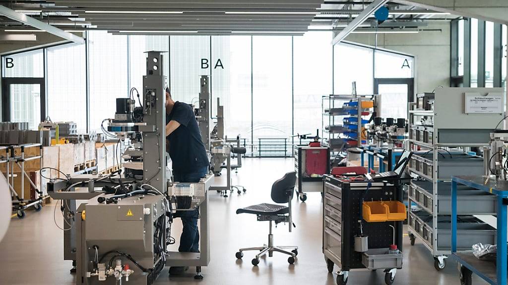 Ein Monteur von Komax im Hauptsitz in Dierikon LU an der Arbeit. (Archivaufnahme)