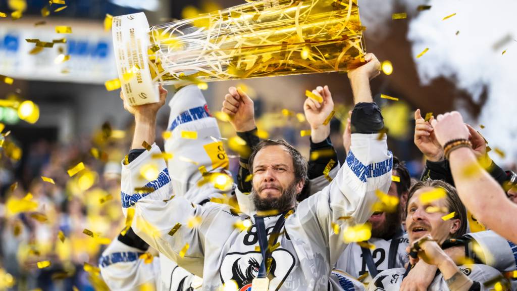 Julien Sprunger präsentiert den Meisterpokal den Fans
