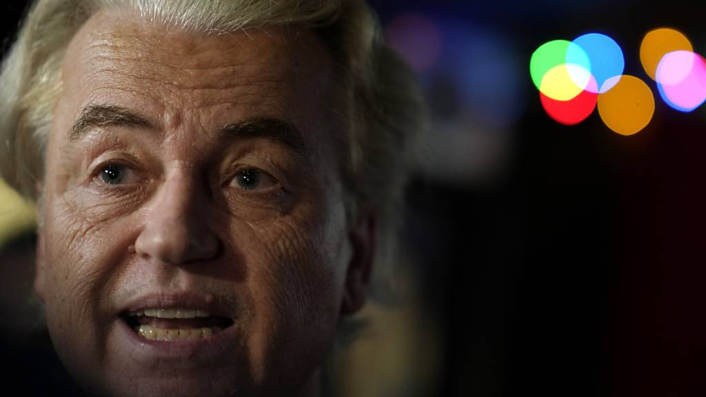 Geert Wilders, Vorsitzender der Partei für die Freiheit (PVV), beantwortet Fragen der Medien nach der Bekanntgabe der ersten vorläufigen Ergebnisse der Parlamentswahlen. Foto: Peter Dejong/AP