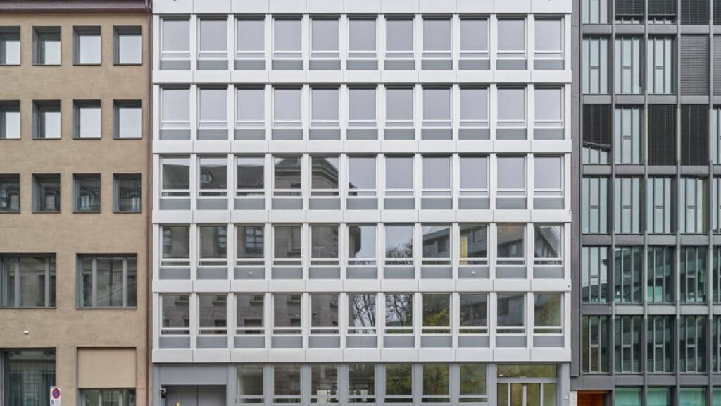Beispiel einer Fassadensanierung eines Baus der Basler Kantonalbank durch David Vaner Architektur in der Ausstellung «Was War Werden Könnte» im Schweizerischen Architekturmuseum Basel.
