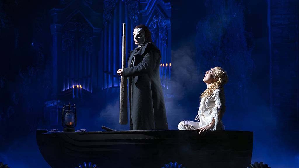 Nadim Naaman (als Phantom) und Georgia Wilkinson (als Christine) in der Neuauflage von Andrew Lloyd Webbers  «Phantom of the Opera» am Musical-Theater Basel.