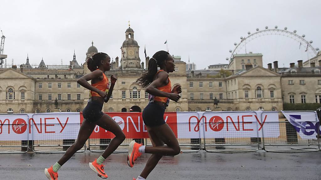 Ruth Chepngetich (rechts) prescht mit ihrem Weltrekord in neue Marathon-Sphären vor. (Archivbild)