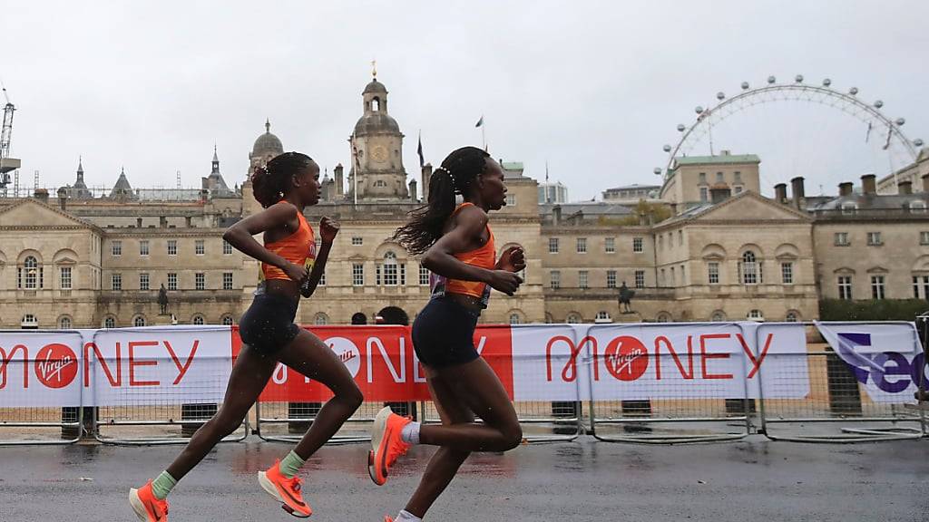 Ruth Chepngetich (rechts) prescht mit ihrem Weltrekord in neue Marathon-Sphären vor. (Archivbild)