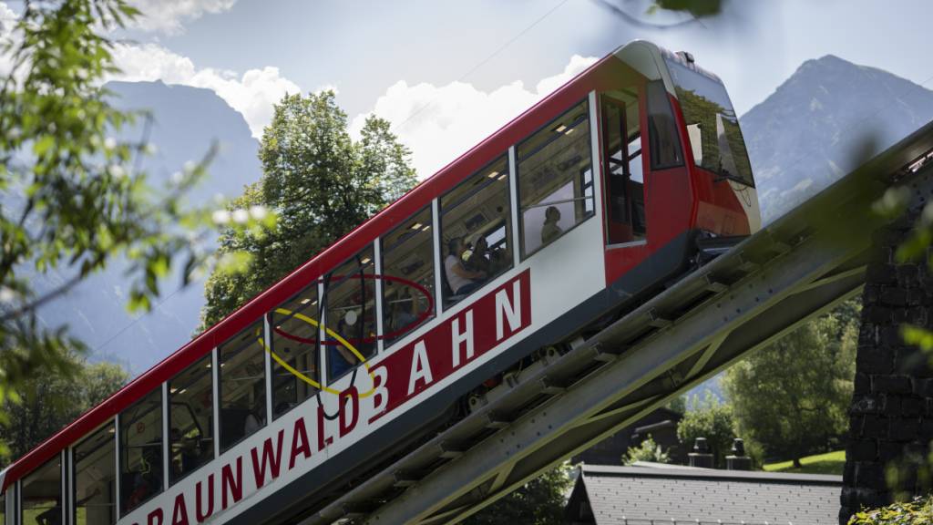 Die Braunwald-Standseilbahn steckt in finanziellen Nöten. Nun springt der Kanton mit Finanzhilfen ein, um den Betrieb und die Anbindung des Ortes zu sichern. (Archiv)