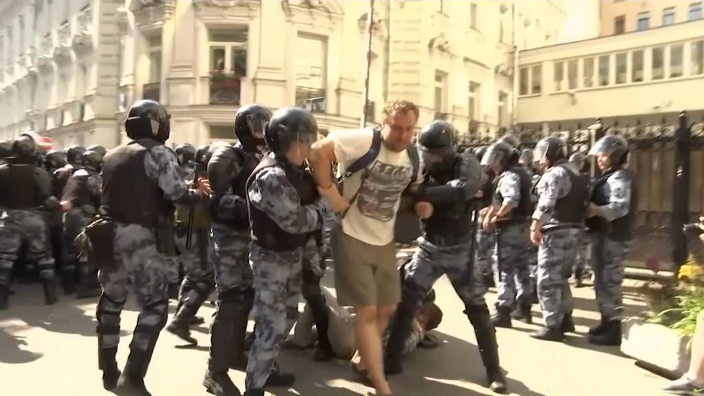 Russische Polizei geht hart gegen Demonstranten vor