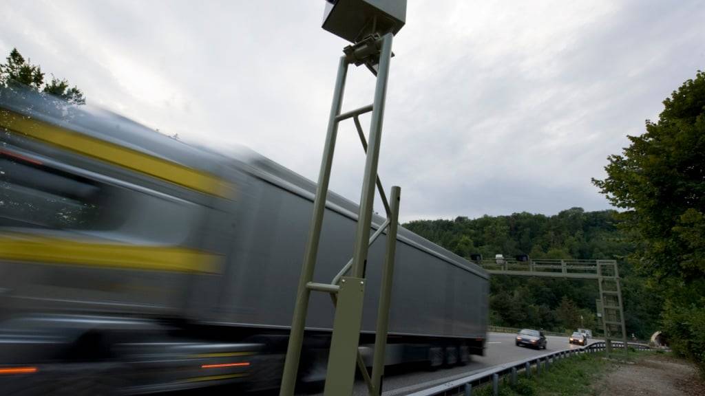Ein 18-jähriger Motorradfahrer war ausserorts viel zu schnell unterwegs und musste seinen Lernfahrausweis auf der Stelle abgeben. (Archivbild)