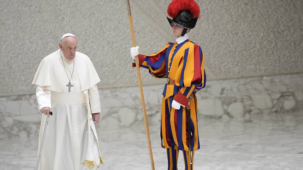 ARCHIV - Papst Franziskus kommt zur wöchentlichen Generalaudienz in der Audienzhalle Paul VI. an. Foto: Gregorio Borgia/AP/dpa