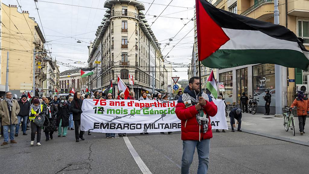 Die Demonstranten forderten unter anderem die Einstellung der militärischen Zusammenarbeit zwischen der Schweiz und Israel.
