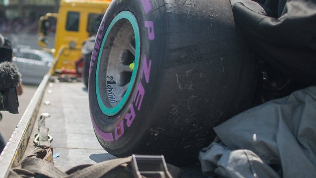 Das Mercedes-Wrack von Nico Rosberg wird abtransportiert