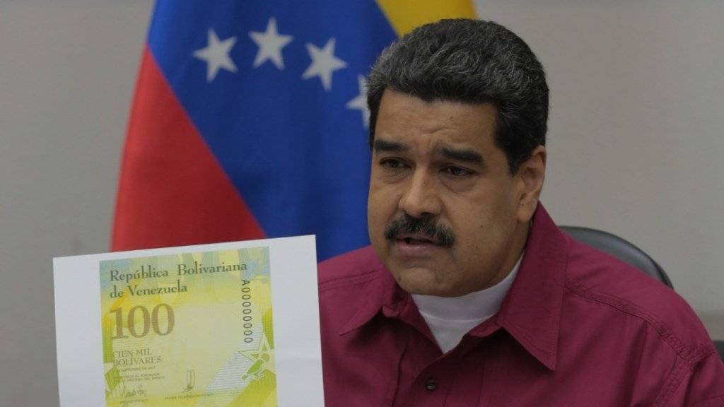 Venezuelas Präsident Nicolás Maduro präsentiert eine neue Banknote in dem von Hyperinflation geplagten Land.