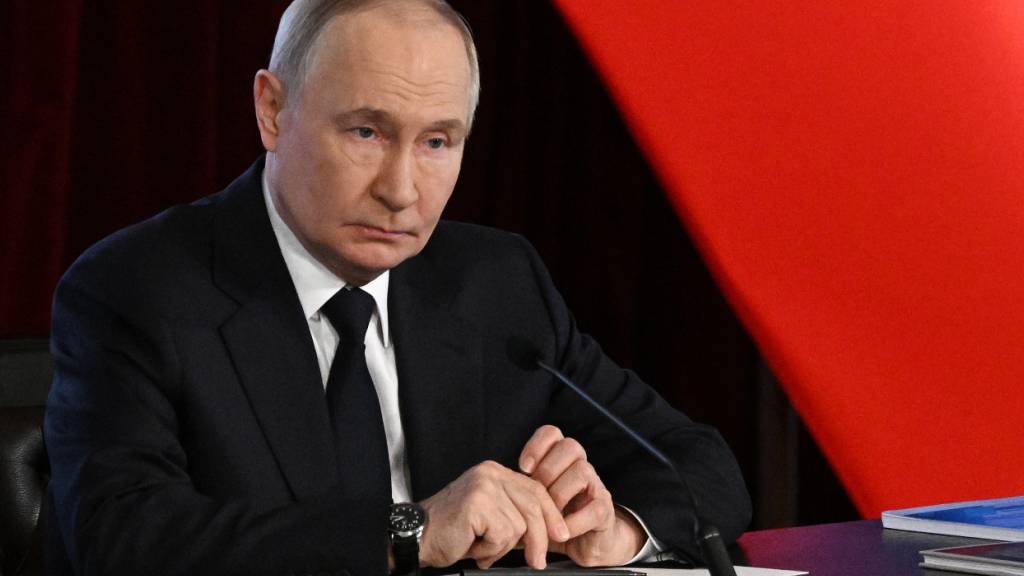 ARCHIV - Auf diesem von der staatlichen russischen Nachrichtenagentur Sputnik via AP veröffentlichten Foto nimmt der russische Präsident Wladimir Putin an der jährlichen erweiterten Sitzung des Vorstands des russischen Innenministeriums in Moskau teil. Foto: Kristina Solovyova/Pool Sputnik Kremlin/dpa