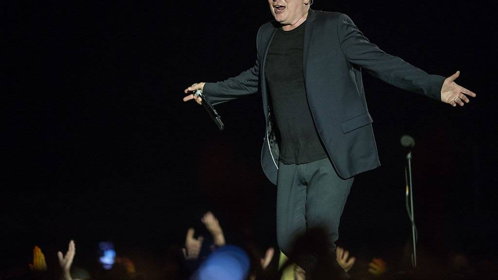 Der deutsche Popmusiker Herbert Grönemeyer, hier bei einem Konzert 2015 im Zürcher Hallenstadion, wird im Mai 2020 im KKL Luzern das Luzerner Sinfonieorchester dirigieren. (Archivbild)