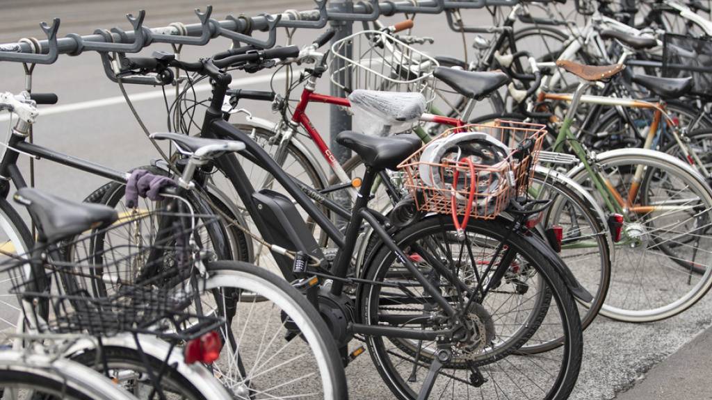 Angestellte der Stadt Zürich erhalten einen Mobilitätsbeitrag von 600 Franken, wenn sie auf ein umweltfreundliches Transportmittel setzen - und keinen Personalparkplatz beanspruchen. (Symbolbild)