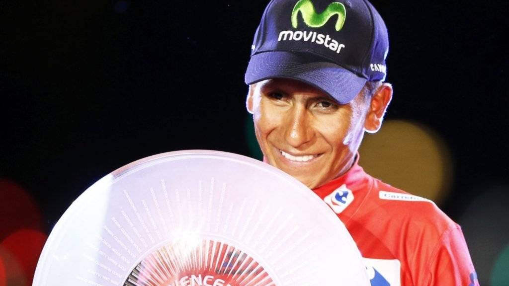 Vuelta-Gesamtsieger Nairo Quintana erhält in Madrid die Sieger-Trophäe