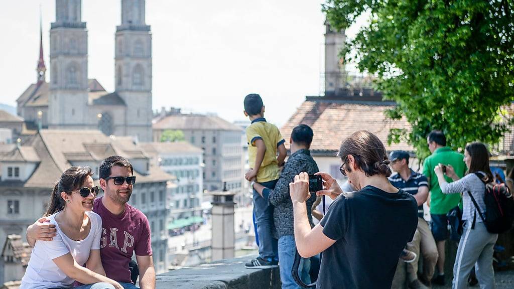 Mit seinen zwei Türmen ist das Grossmünster das Wahrzeichen von Zürich. (Archivbild)