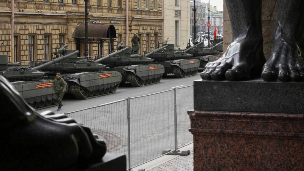 Russische Panzer stehen vor einer Probe für die Militärparade zum Tag des Sieges auf dem Dvortsovaya (Palast)-Platz, mit den Füßen der Atlas-Skulptur im Museum der Staatlichen Eremitage im Vordergrund. Foto: Dmitri Lovetsky/AP/dpa