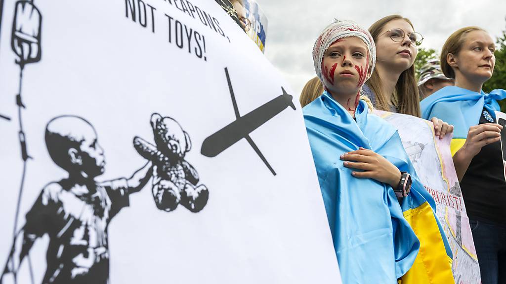 An der Kundgebung in Genf gegen den russischen Angriff auf ein Kinderspital in Kiew vom Montag nahmen auch Kinder teil (Archivbild).