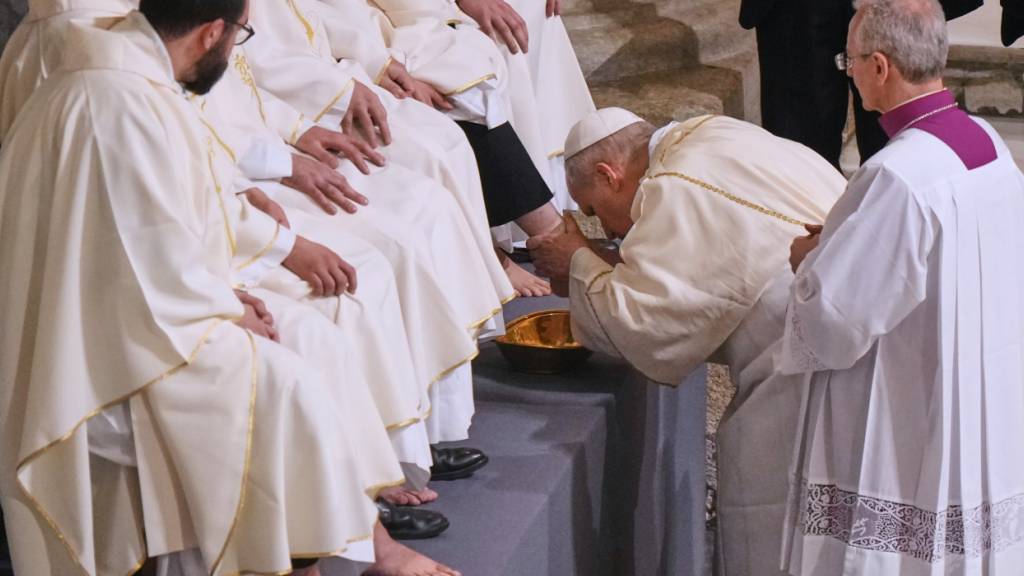 Papst Leo XIV. wäscht und küsst die Füße von zwölf römischen Priestern während der Missa in Coena Domini, der Messe des Abendmahls, am katholischen Gründonnerstag in der Lateranbasilika in Rom. Foto: Andrew Medichini/AP/dpa