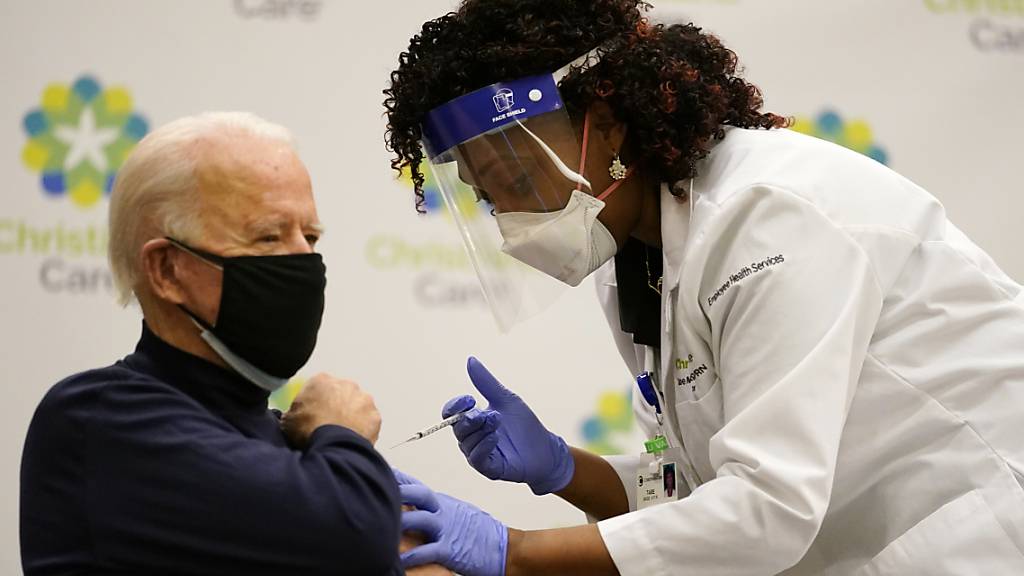 Joe Biden erhält seine erste Dosis des Coronavirus-Impfstoffs im Christiana Hospital in Newark.