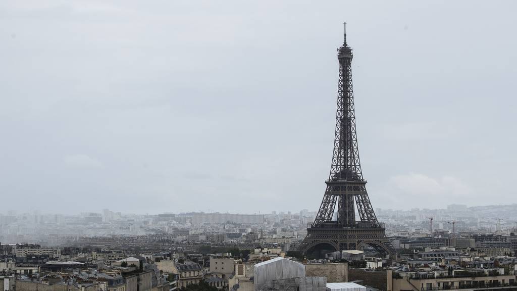 Eiffelturm nach monatelanger Schliessung wieder geöffnet