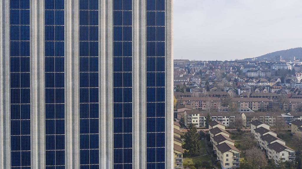 Solaranlagen an Gebäudefassaden in Arbeitszonen brauchen in Obwalden künftig keine Baubewilligung mehr. (Symbolbild)