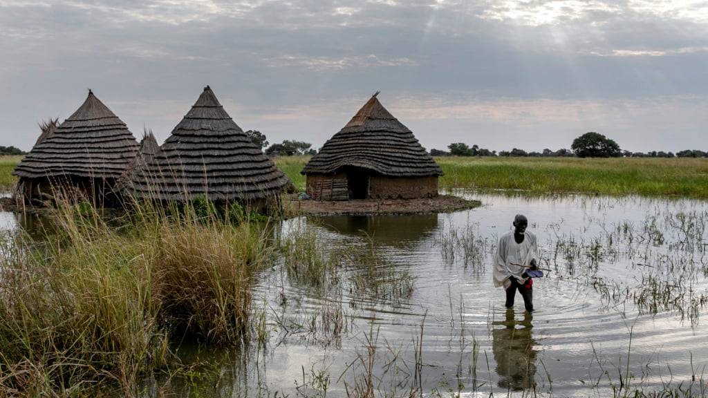 ARCHIV - Nachdem der Südsudan bereits 2021 schwere Überschwemmungen in der Regenzeit erlitt, werden in der nun einsetzenden Regenzeit die schwersten Fluten seit Jahrzehnten erwartet. Foto: Adrienne Surprenant/AP/dpa