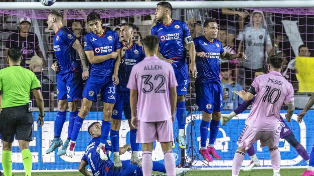 Lionel Messi (Nummer 10, rechts) erzielt bei seinem Debüt für Inter Miami den Siegtreffer