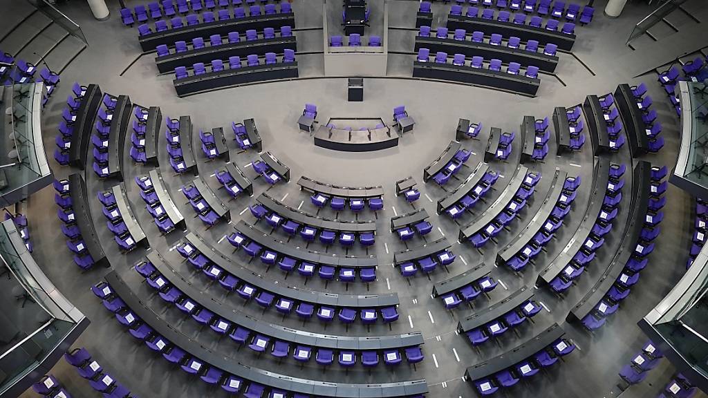 Blick in den leeren Plenarsaal des Deutschen Bundestags. Mit der Wahlrechtsreform soll die Anzahl der Abgeordneten-Sitze im Bundestag neu reguliert werden. Foto: Michael Kappeler/dpa