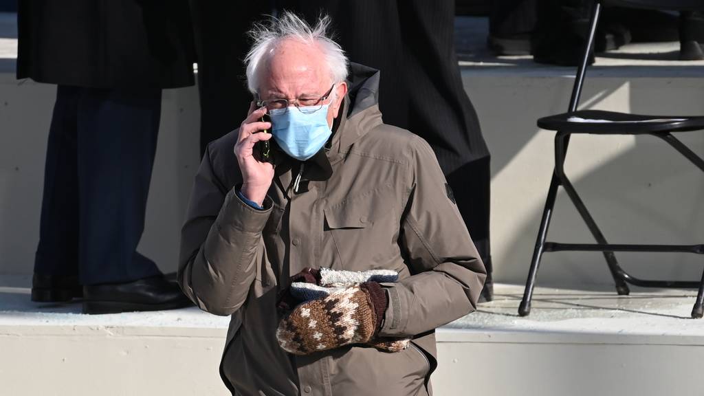 «Grumpy chic»: Sanders geht mit Strick-Handschuhen viral 