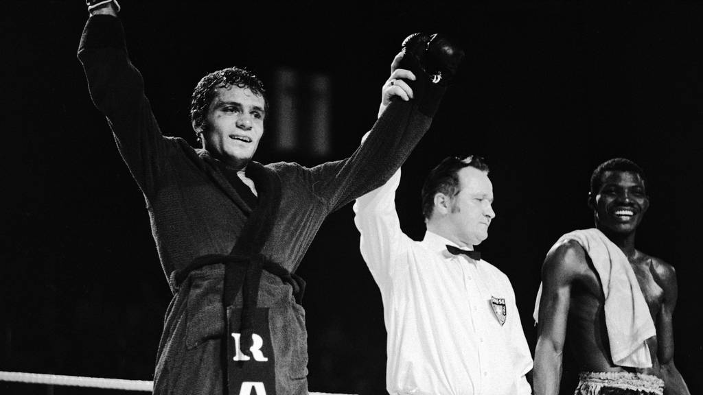 Der Profi-Boxer Max Hebeisen gewinnt am 23. März 1974 in Biel gegen Pascal Zito. (Archivbild)