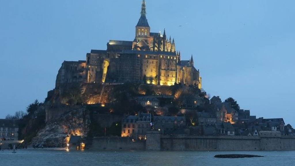 Der Mont-Saint-Michel hat seinen goldenen Erzengel auf dem Kirchenturm zurück. (Archivbild)