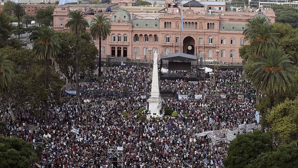 Tausende versammelten sich vor dem Präsidentensitz in Buenos Aires zum Gedenken an den 40. Jahrestag des Militärputschs.