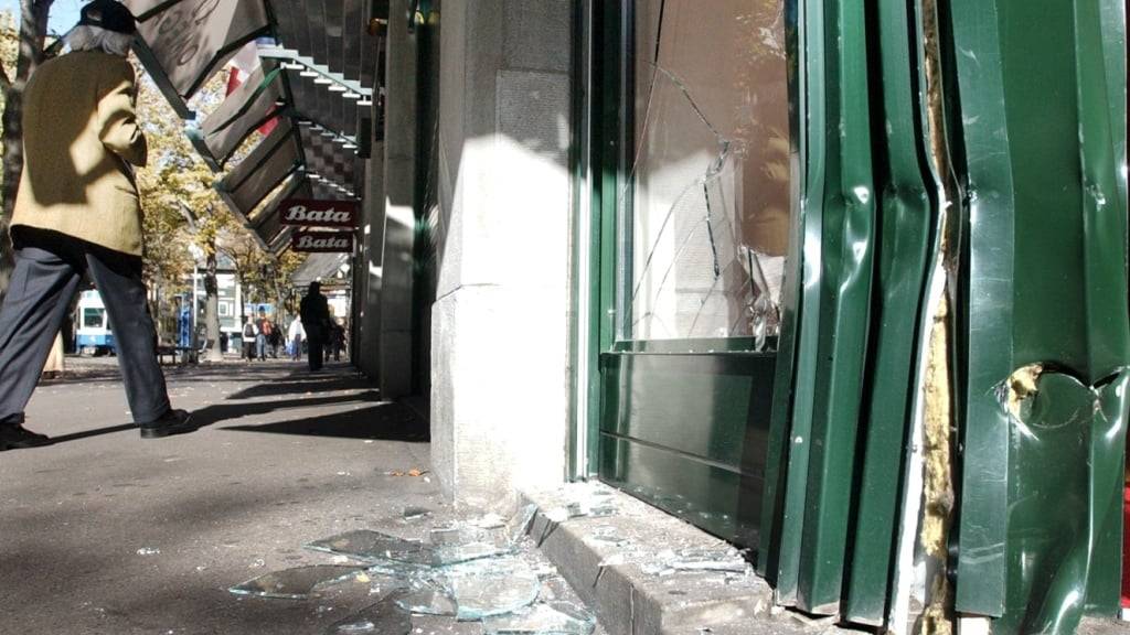 Die Polizei hat zwei Rammbockeinbrecher festgenommen. Bei dieser Art des Einbruchs fahren die Täter mit einem Auto direkt ins Schaufenster oder den Eingang eines Schmuckgeschäftes. (Symbolbild)